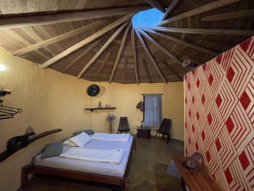 沙帕达-杜斯吉马朗伊斯Cantos da Mata的一间卧室设有一张床和木制天花板