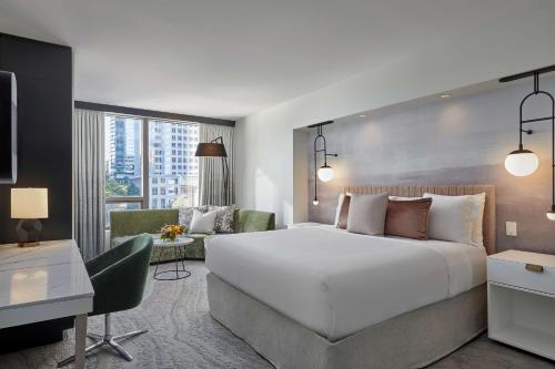 西雅图Hotel 1000, LXR Hotels & Resorts的酒店客房设有一张大床和一张书桌。