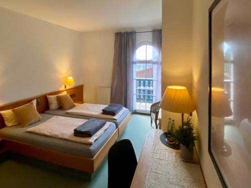 萨勒河畔瑙姆堡Vanilla Hof的酒店客房设有两张床和窗户。