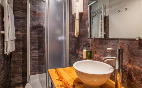 瓦约纳克斯诺威尔酒店酒店的一间带一个碗水槽和淋浴的浴室