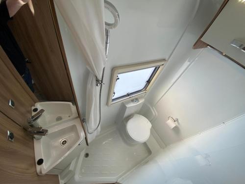 KirtonSwift Escape 664 - 4 Berth Motorhome的一间带卫生间和水槽的小浴室