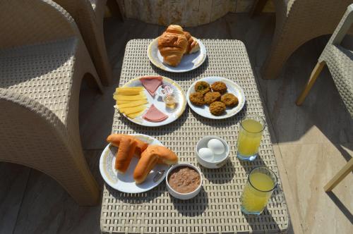 开罗Pyramids Orion inn的一张桌子,上面放着早餐盘