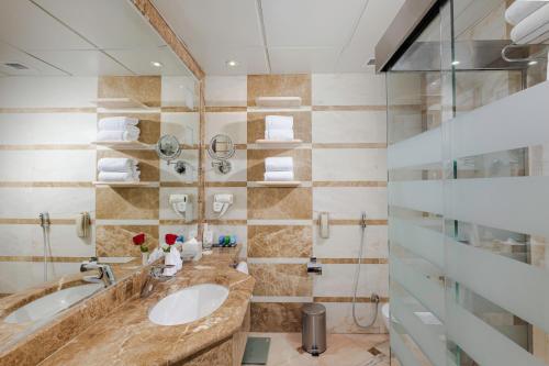麦地那Diwan Rose Hotel的一间带两个盥洗盆和淋浴的浴室