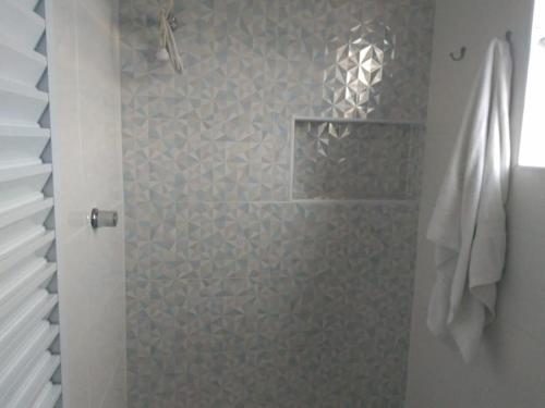 瓜鲁雅Familia Rodrigues的带淋浴的浴室(带石墙)