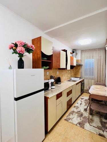GiurgiuBest Rent Apartments的厨房配有白色冰箱和桌子