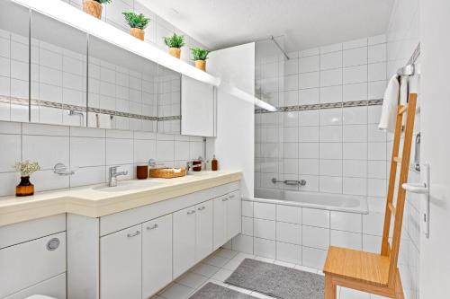 卢塞恩Bright, Central & Modern apartment的白色的浴室设有水槽和浴缸。