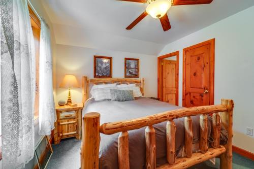 GlenfieldCozy Greig Getaway - 1 Mi to Brantingham Lake!的一间卧室配有一张木床和吊扇