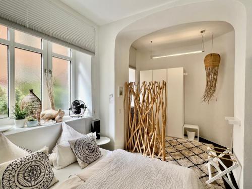 慕尼黑Cocoma-Design-Apartment Deluxe - very central的一间卧室设有一张床和一个窗口