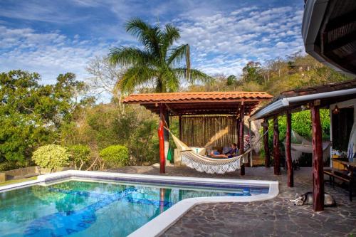 南圣胡安Todo Bien Nicaragua的一个带吊床和游泳池的度假村