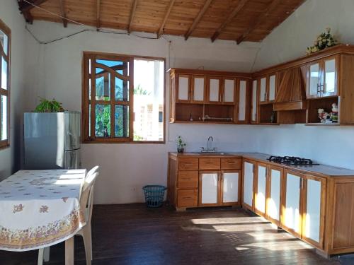 CalaoHospedaje Paula C的厨房配有木制橱柜和桌子及四柱四柱床
