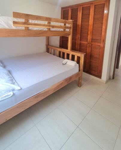 卡塔赫纳Acogedor y Residencial piso 3的一间卧室配有两张双层床。