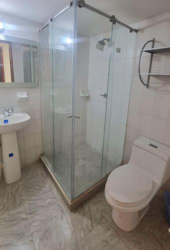 卡塔赫纳Acogedor y Residencial piso 3的带淋浴、卫生间和盥洗盆的浴室