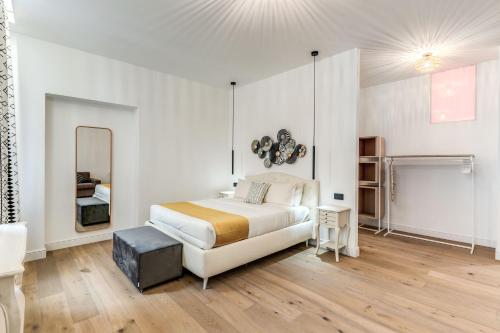 罗马RIPETTA234的白色卧室配有床和镜子