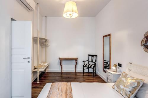 罗马RIPETTA234的一间卧室配有一张床、镜子和一张桌子