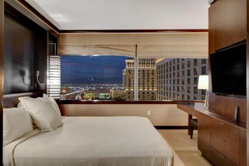 拉斯维加斯Vdara Hotel & Spa的酒店客房设有一张床和一个大窗户