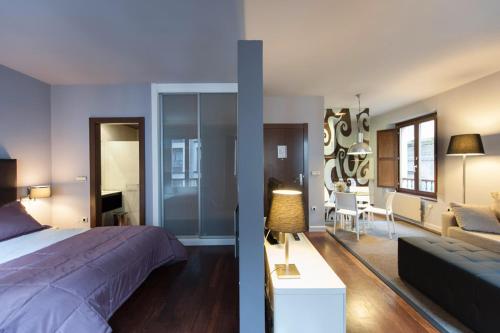 希洪MyHouseSpain - Apartamentos Moros 41的一间卧室设有一张床和一间客厅。