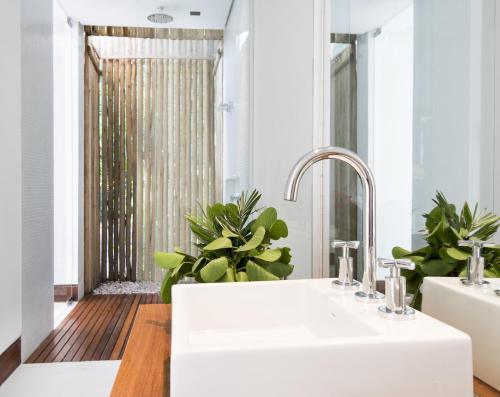 普拉亚多Pool Villas Tivoli Ecoresort的浴室设有白色水槽和镜子
