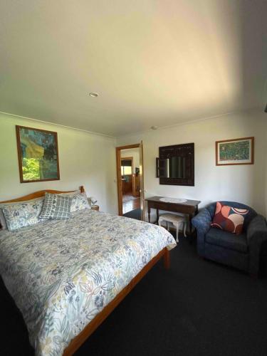 普林斯敦Vayu Vista的一间卧室配有一张床、一把椅子和一张书桌
