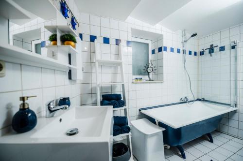 RimparFerienhaus Zum Goldschmied的白色的浴室设有浴缸和水槽。