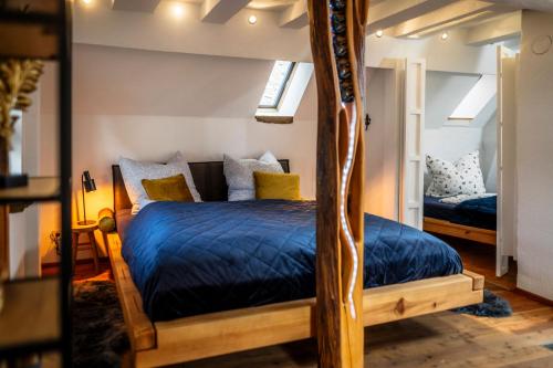 RimparFerienhaus Zum Goldschmied的一间卧室配有一张带蓝色棉被的床