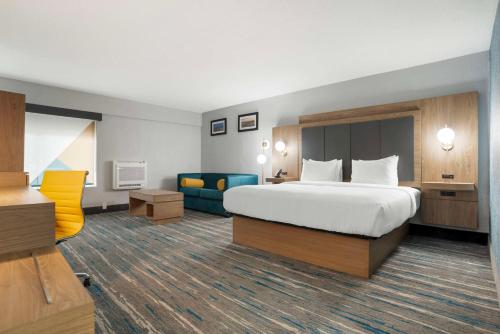 莫比尔Best Western Plus Mobile Inn and Suites的酒店客房设有一张大床和一张沙发。