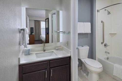 什里夫波特什里夫波特机场原住客栈的浴室配有盥洗盆、卫生间和浴缸。
