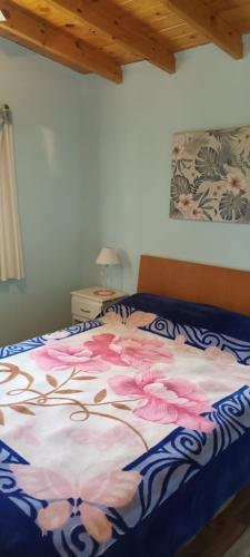 蒂格雷isla delta encantado的一间卧室配有一张带彩色毯子的床