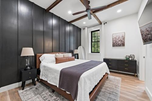 Riverview in Port Clinton - Apt A的一间卧室设有一张床和黑色的墙壁