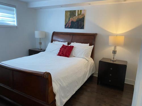 布罗瑟德Beautiful private full condo的一间卧室配有带白色床单和红色枕头的床。