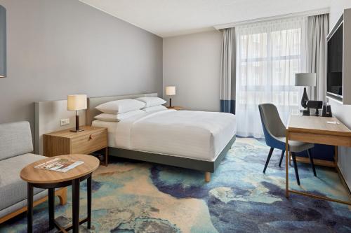 汉堡汉堡万豪酒店的配有一张床和一张书桌的酒店客房