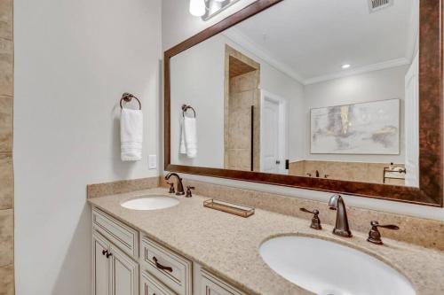 RiverviewBrand New Listing: Comfy, Stylish & Convenient South Island Townhome!的一间带两个盥洗盆和大镜子的浴室
