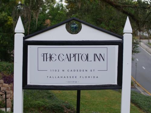 塔拉哈西The Capitol Inn的街道上卡罗利纳旅馆的一个标志