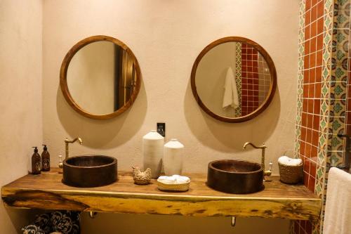 特基拉Hotel Boutique Gloriagave的浴室设有2个水槽和2面镜子