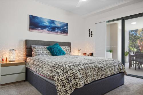 阿格奈什沃特Dream Time Direct Beach Access的一间卧室配有一张带猎豹毛毯的床