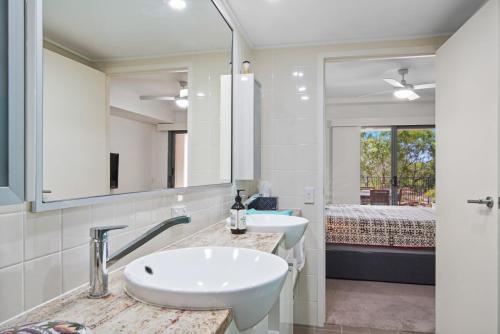 阿格奈什沃特Dream Time Direct Beach Access的一间带两个盥洗盆和大镜子的浴室