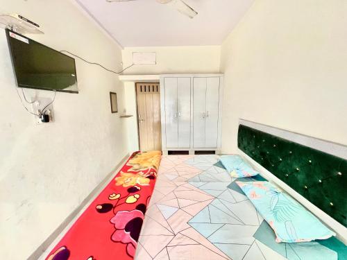 珀勒德布尔GARG COMPLEX GUESTHOUSE的客房设有沙发,铺有瓷砖地板。