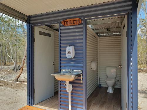 Apple Tree CreekEureka Station Camping Retreat的一间带卫生间和水槽的浴室