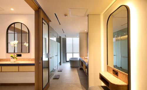 库宁岸Hotel Santika Premiere Linggarjati - Kuningan的带浴缸、卫生间和盥洗盆的浴室
