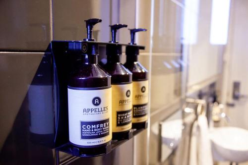 悉尼贝斯沃特精品旅馆 的浴室内架上的四瓶