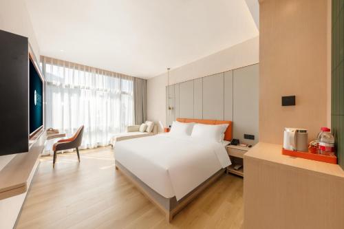 深圳深圳悦霁轻居的酒店客房配有白色的床和沙发。