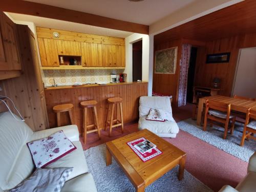 Appartement Méribel, 2 pièces, 6 personnes - FR-1-355-42的休息区