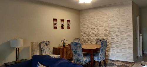 蒙特哥贝Guango Grove Cozy Corner的客厅设有餐桌和椅子