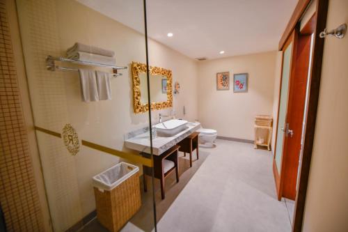 塞米亚克Rama Residence Petitenget的一间带水槽和卫生间的浴室