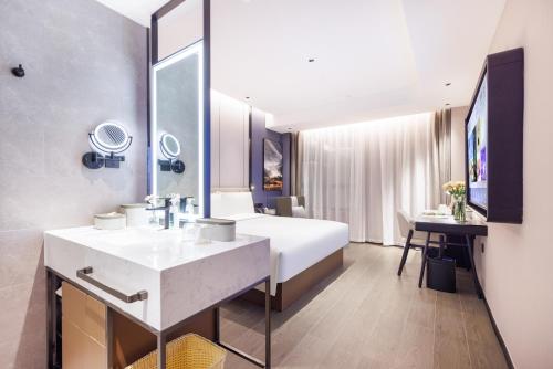 深圳深圳华强北商业中心亚朵酒店的酒店客房设有床和水槽