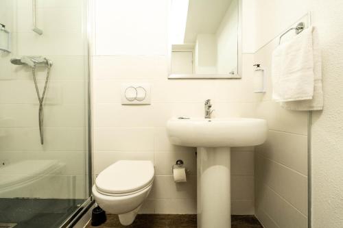 布里尼奥勒KYRIAD DIRECT BRIGNOLES - Provence Verte的浴室配有卫生间、盥洗盆和淋浴。