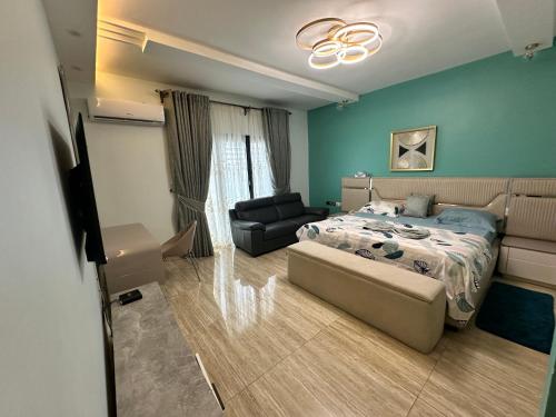 杜阿拉Villa Only的一间卧室配有一张床和一张沙发