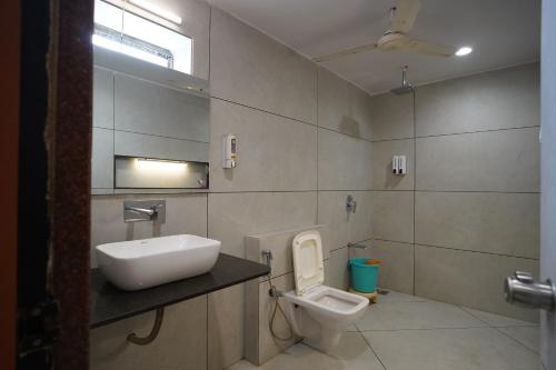 甘德希罕HOTEL GOKUL的一间带水槽和卫生间的浴室