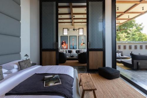 苏梅岛Clay Hut 2 Bedroom Luxury Villa的一间卧室设有一张床和一间客厅。