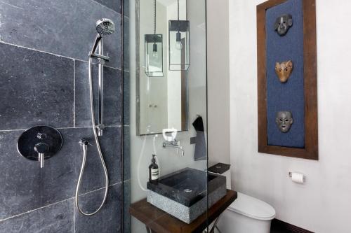 苏梅岛Clay Hut 2 Bedroom Luxury Villa的带淋浴和卫生间的浴室