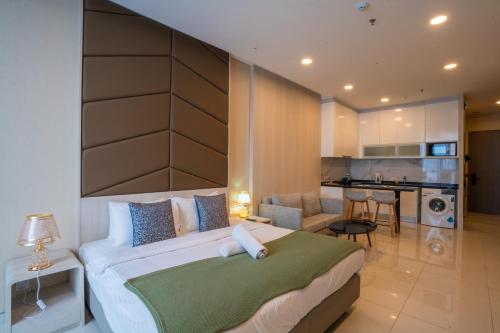 吉隆坡Societe Suites By iHost Global的一间带大床的卧室和一间厨房